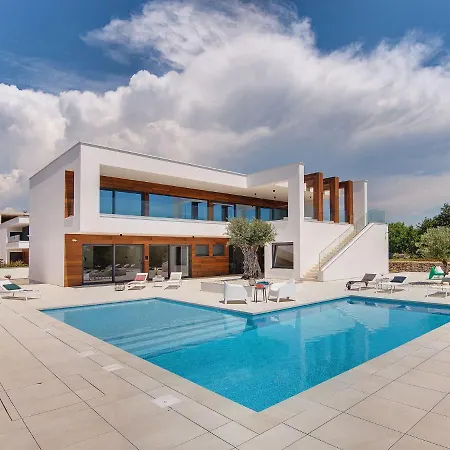 Swanky In With Private Garden Villa *