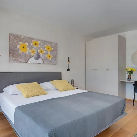Villa Swanky In With Private Garden