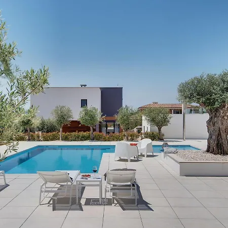 Villa Swanky In With Private Garden Vodnjan