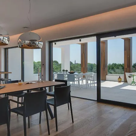 Villa Swanky In With Private Garden *