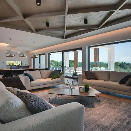 Villa Swanky In With Private Garden Vodnjan