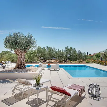 Villa Swanky In With Private Garden