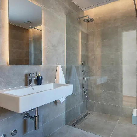Villa Swanky In With Private Garden *