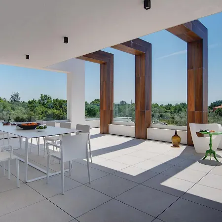 Villa Swanky In With Private Garden