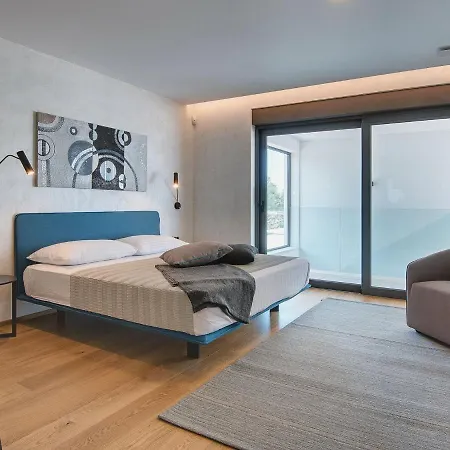 Villa Swanky In With Private Garden *