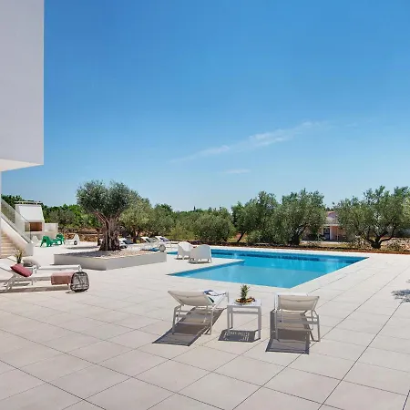 Villa Swanky In With Private Garden