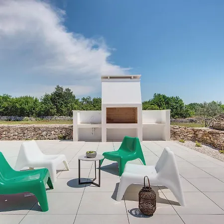 Villa Swanky In With Private Garden Vodnjan