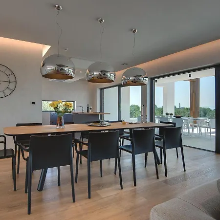 Villa Swanky In With Private Garden *