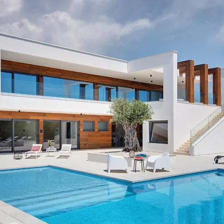 Swanky In With Private Garden Villa *